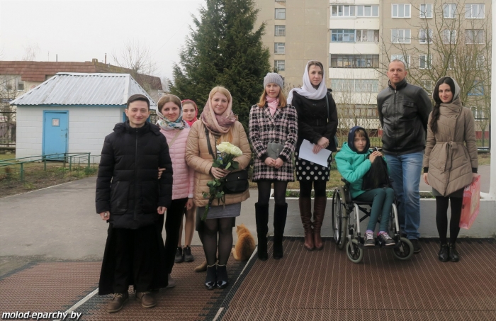 Участники епархиального молодежного отдела поздравили правящего архиерея с Днем рождения